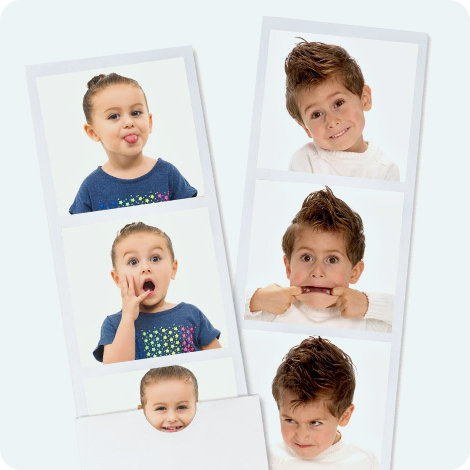 Zwei Fotostreifen mit Fotos von Kindern, die Grimassen schneiden